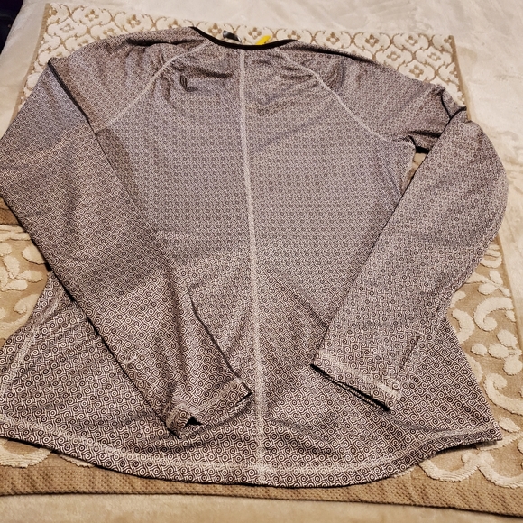 ⬇️ Lole stretch top with ruching at shoulders and thumb holes - Picture 9 of 13